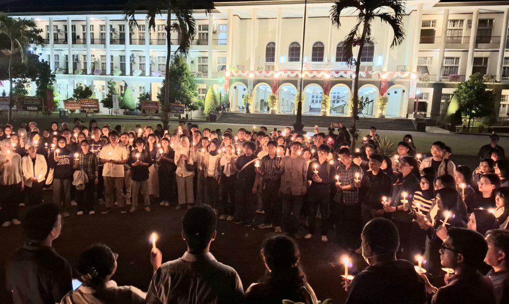 Dosen dan Mahasiswa Lintas Fakultas Gelar Aksi Menyalakan Lilin di Pohon Bodhi, Akademisi : Bobroknya Demokrasi ! Dosen dan Mahasiswa Lintas Fakultas Gelar Aksi Menyalakan Lilin di Pohon Bodhi, Akademisi : Bobroknya Demokrasi !