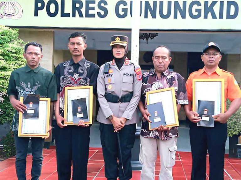 Kapolres Gunungkidul Berikan Reward Kepada Tim Sar Penyelamat Korban Pantai Drini