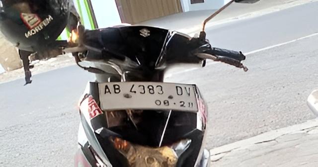 Maling Gasak Motor Disaat Pemiliknya Sedang Sholat