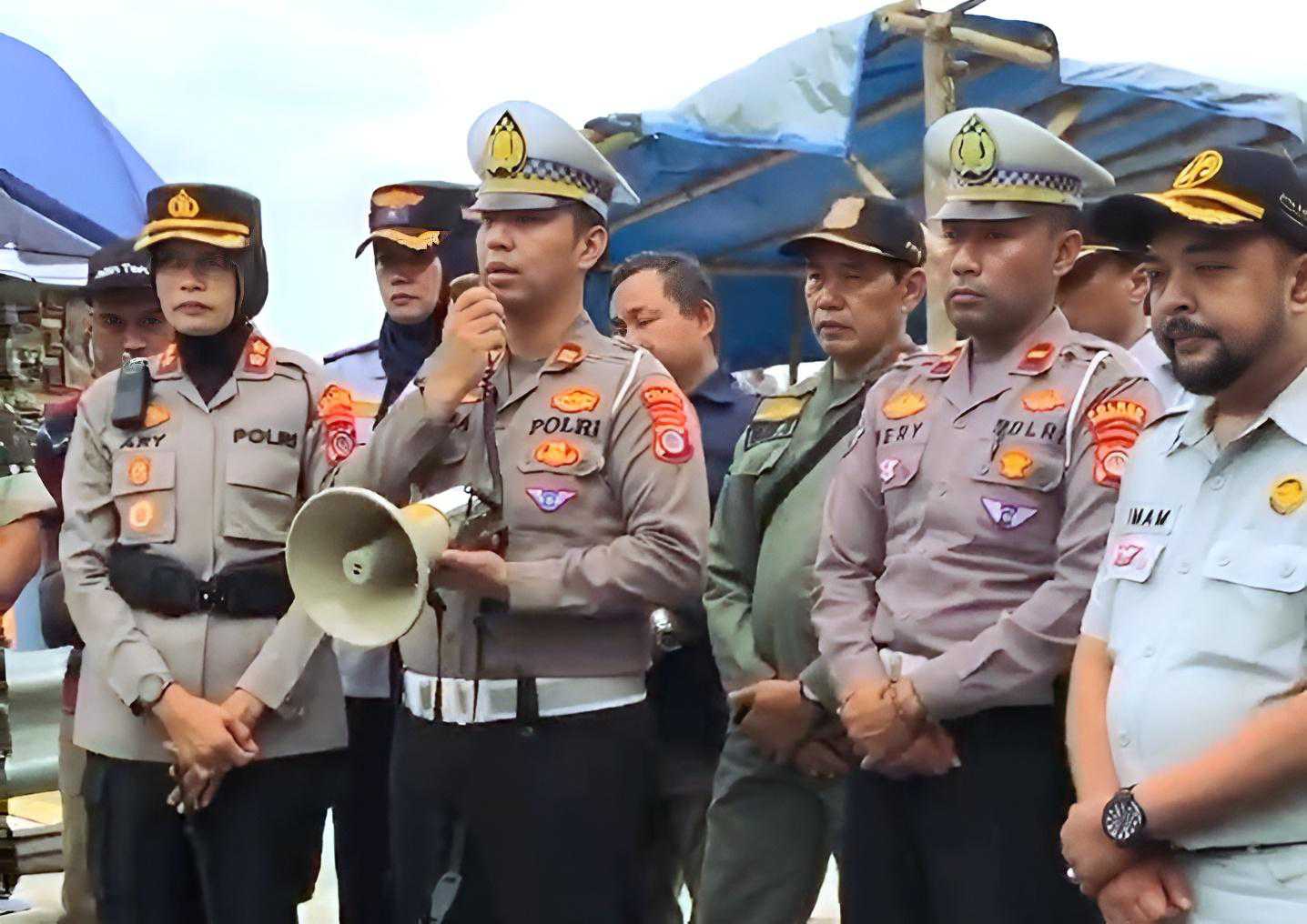 Dilantas Polda DIY Bersama Polres Gunungkidul Tertibkan Para Pedagang Di Area Tanjakan Clongop Dilantas Polda DIY Bersama Polres Gunungkidul Tertibkan Para Pedagang Di Area Tanjakan Clongop