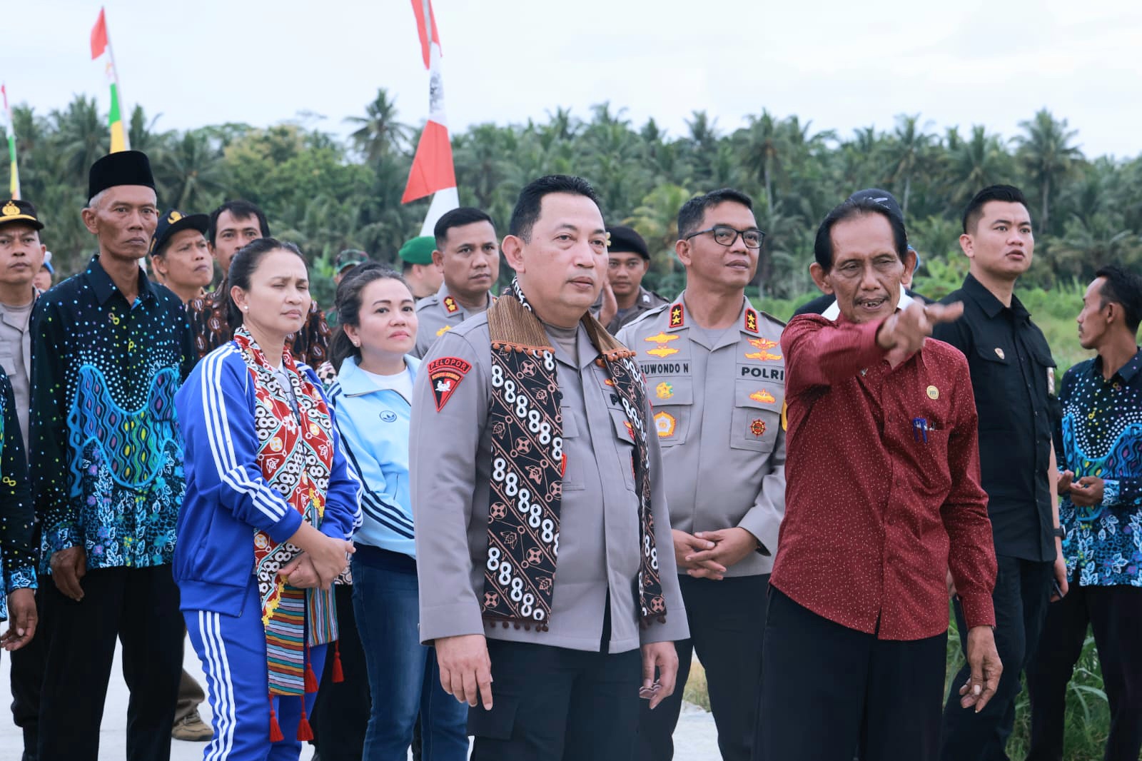 Tingkatkan Kesejahteraan Masyarakat, Kapolri Resmikan Pengerasan Jalan dan Saluran Irigasi