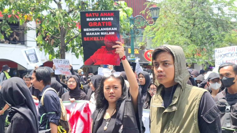 Aksi “Indonesia Gelap” Bergema di Sepanjang Malioboro Hari Ini, Bawa Poster “Turunkan Prabowo Gibran”