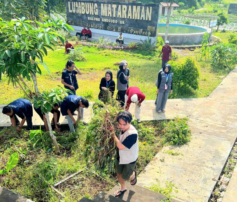 Mahasiswa KKN UAD Bersama Pamong Kalurahan Balong Giat Kerja Bakti di Lumbung Mataram