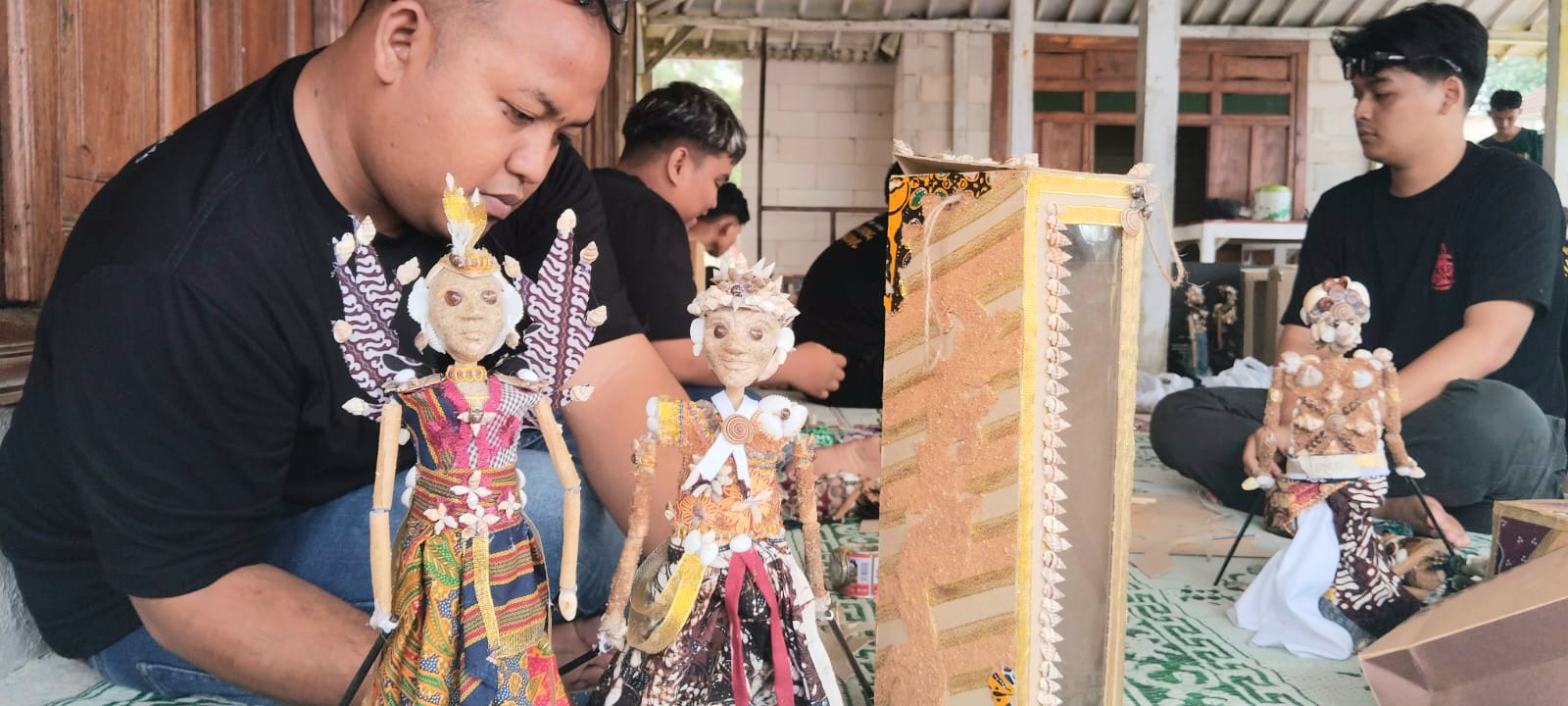 Pembuatan Wayang 3D Dari Kerang di Pantai Slili : Dorong Kreativitas Anak Muda
