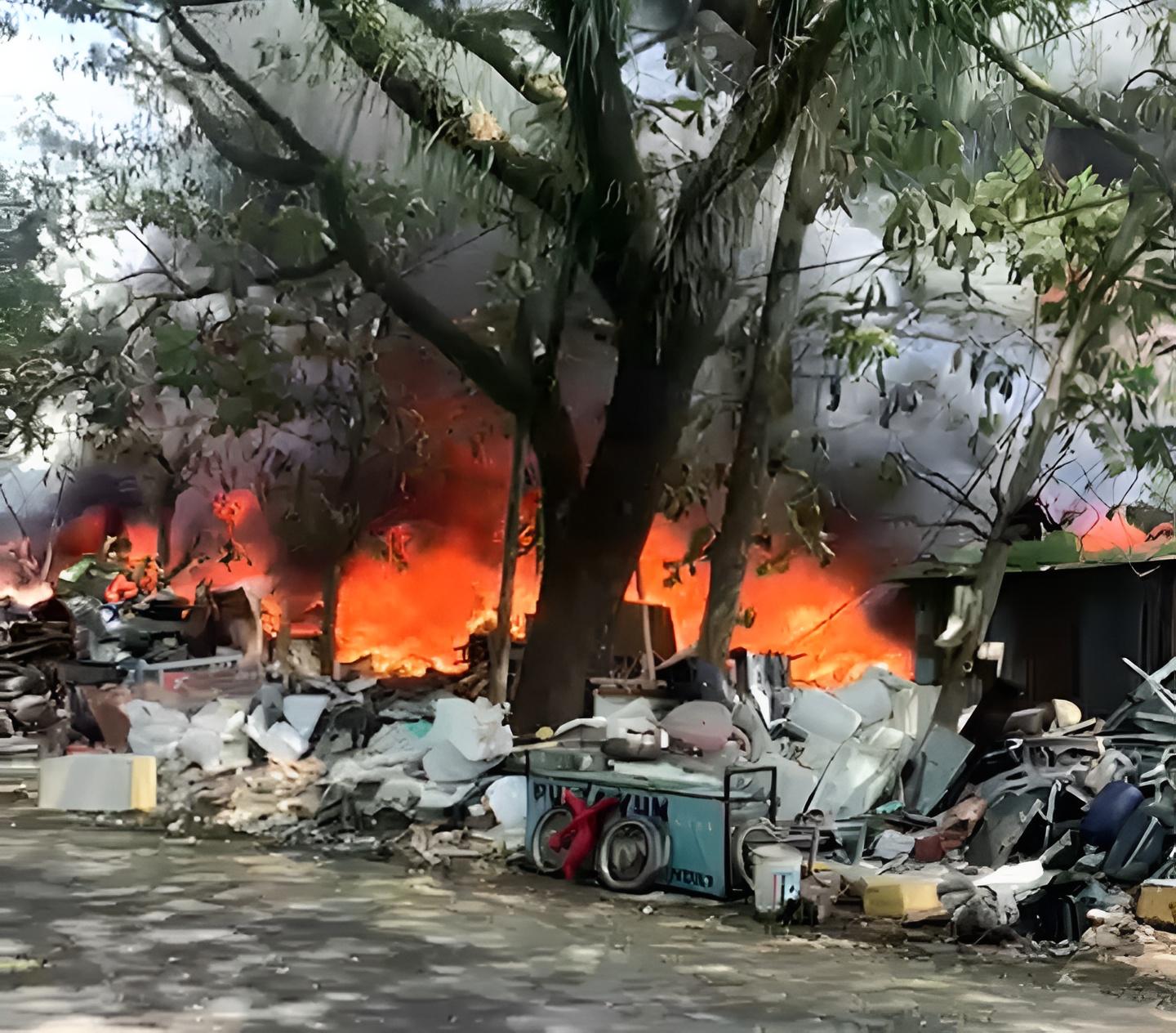 Api Membara di Gudang Rosok Madukismo Bantul