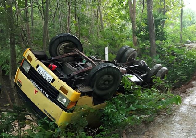 Truk Bermuatan Urug Terjungkir Terbalik Ketika Mundur Cari Posisi Bongkar
