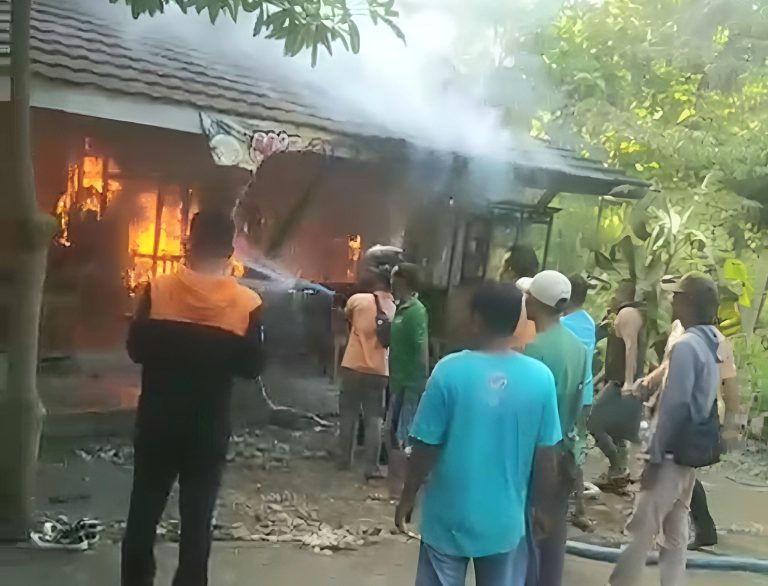 Keteledoran Simpan Pertalit dekat Kompor Bakul Mie Ayam Kebakaran Warung