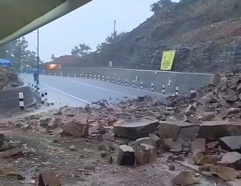 Cuaca Ekstrem Membuat Jalan Clongop Gedangsari Lumpuh Total Akibat Longsor