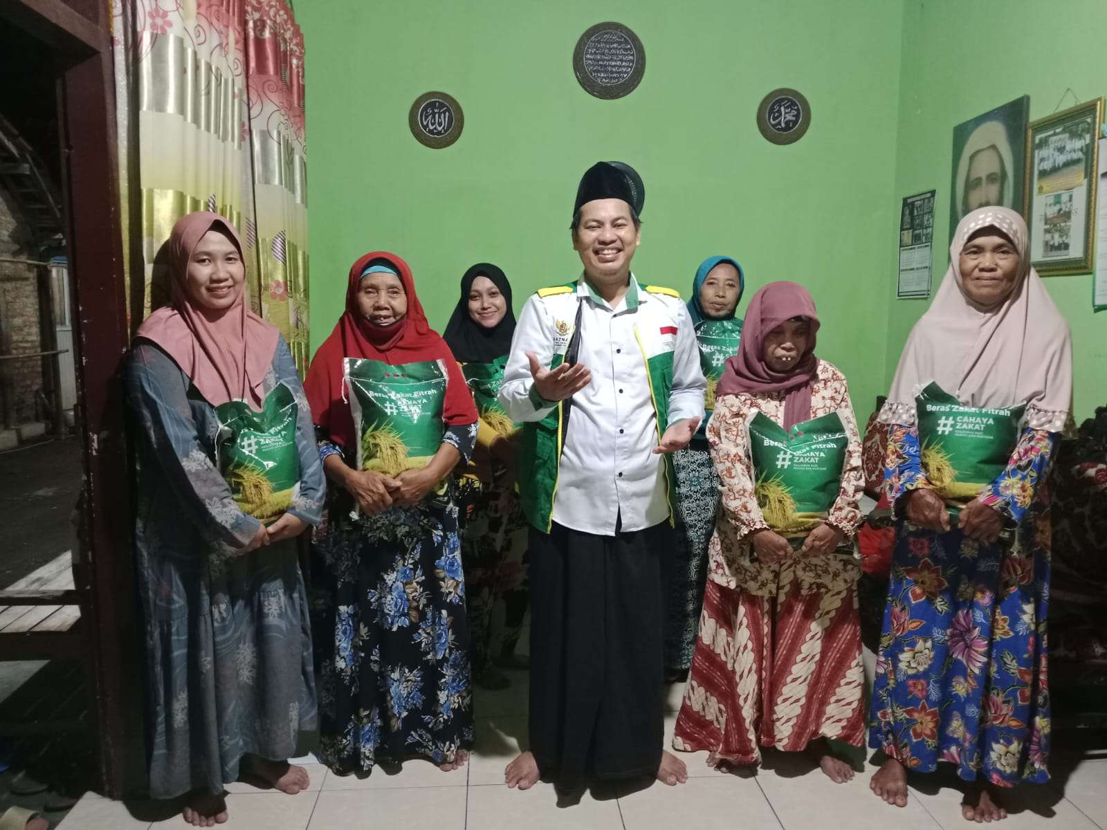 Penyuluh Agama Islam KUA Sewon dan Majlis Taklim Al-Wazri Jokerten Salurkan Beras Ramadhan BAZNAS DIY Penyuluh Agama Islam KUA Sewon dan Majlis Taklim Al-Wazri Jokerten Salurkan Beras Ramadhan BAZNAS DIY