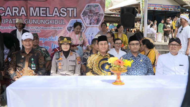 Wakil Bupati Gunungkidul Hadiri Upacara Melasti di Pura Segoro Wukir Pantai Ngobaran Wakil Bupati Gunungkidul Hadiri Upacara Melasti di Pura Segoro Wukir Pantai Ngobaran