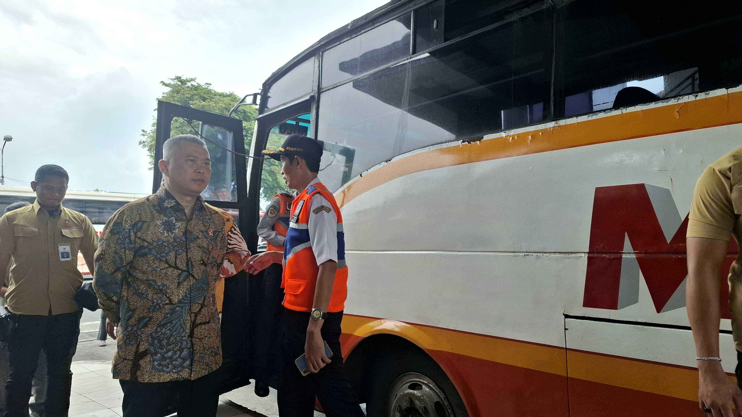 Menhub Dudy Ramp Check Bus Terminal Giwangan : Tak Layak Beroperasi Menhub Dudy Ramp Check Bus Terminal Giwangan : Tak Layak Beroperasi