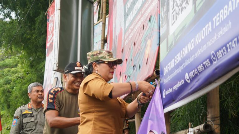 Bupati Gunungkidul Bersama Satpol PP Menyisir Baleho di RTH Patuk