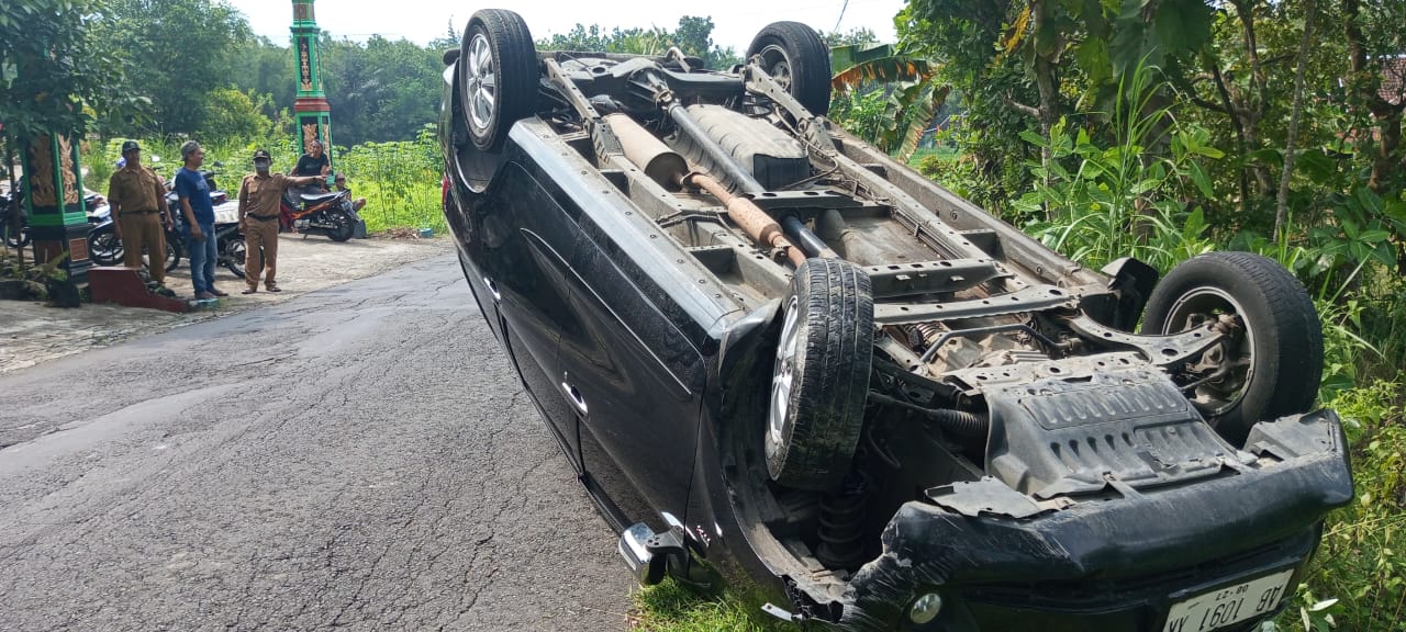 Pengemudi Ngantuk Hilang Kendali Mobil Avanza Terguling di Ngawen Pengemudi Ngantuk Hilang Kendali Mobil Avanza Terguling di Ngawen