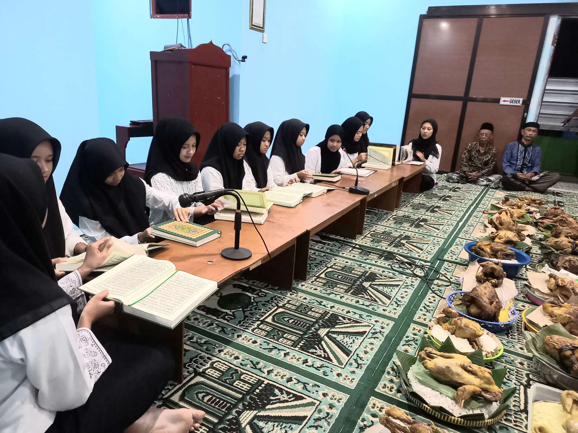 Menakjubkan, Remaja Slawu Gelar Khotmil Qur’an dan Tumpengan 20 Ingkung Ayam