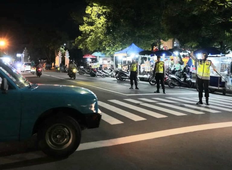 Kapolres Gunungkidul Pimpin Patroli Jelang Tarawih dan Pam Giat Masyarakat Kapolres Gunungkidul Pimpin Patroli Jelang Tarawih dan Pam Giat Masyarakat