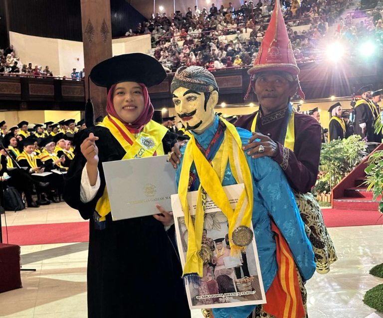 Kasih Sayang Mertua ke Menantu : Bapak Berikan Kejutan Mengenakan Kostum Kasultanan di Wisuda Pasca Sarjana UGM Hari Ini