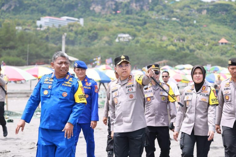 Pastikan Kemananan Bagi Wisatawan, Kapolda DIY Cek Pos Pengamanan di Pantai Parangtritis