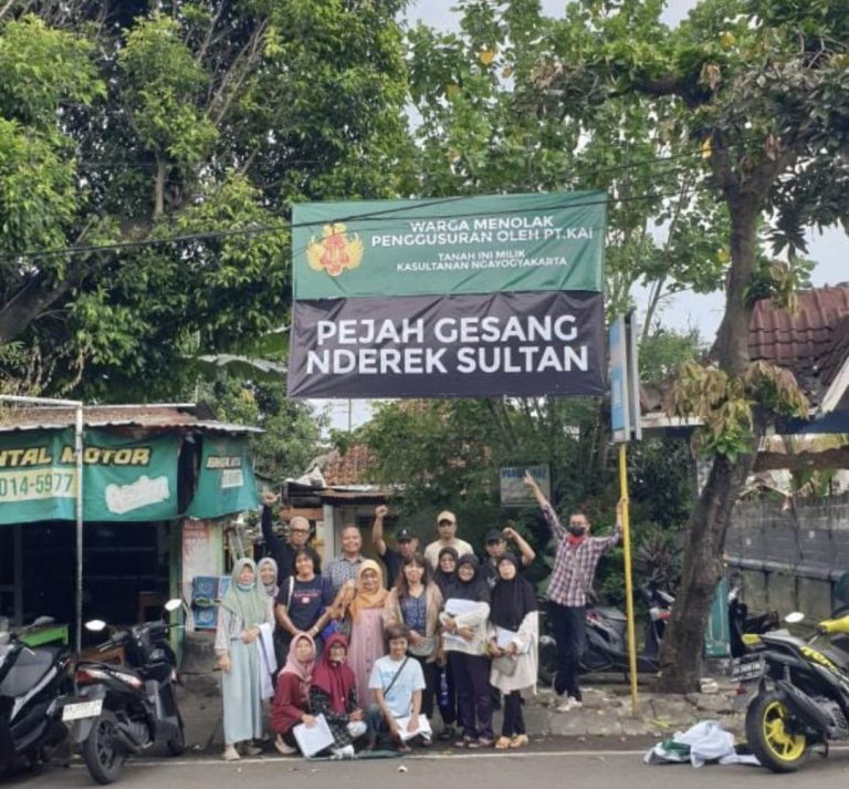 Wacana Bakal digusur PT KAI, Warga Sekitar Stasiun Lempuyangan Pasang Spanduk Penolakan 