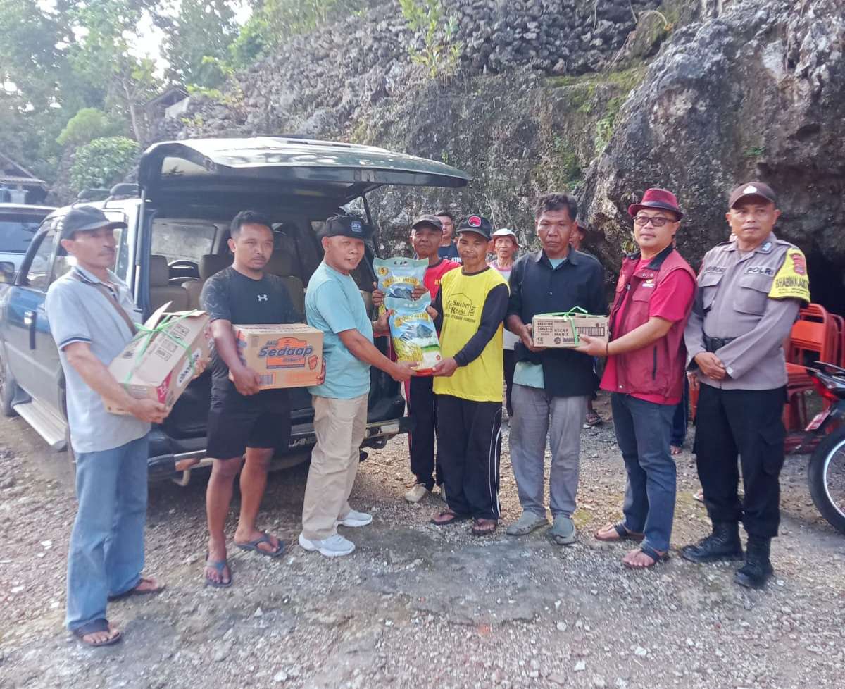 Panewu Rongkop, Esi Suharto Serahkan Bantuan Korban Kebakaran Rumah Di Padukuhan Bungmanis