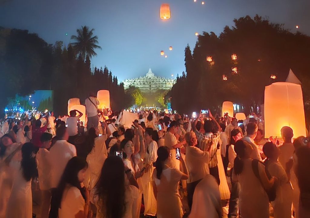 Sebanyak 2.569 Lampion Menerangi Acara Puncak Waisak di Candi Borobudur
