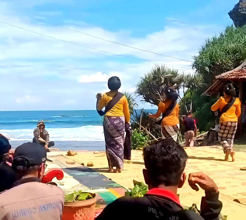 Warga 9 Padukuhan Tilas Winangun Purwodadi Gelar Acara Bersih Sawangan/Ngalangi di Pantai Nglambor