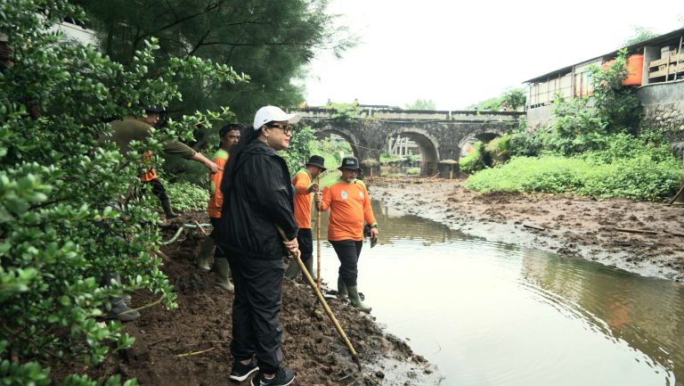 300 Personel Perangkat daerah, TNI, dan Polri Giat Jum’at Bersih di Pantai Drini