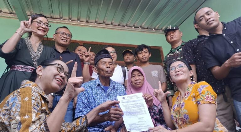 Anggota DPR RI Rieke Dyah Bacakan Pemblokiran Sertifikat Mbah Tupon Menangis Terharu
