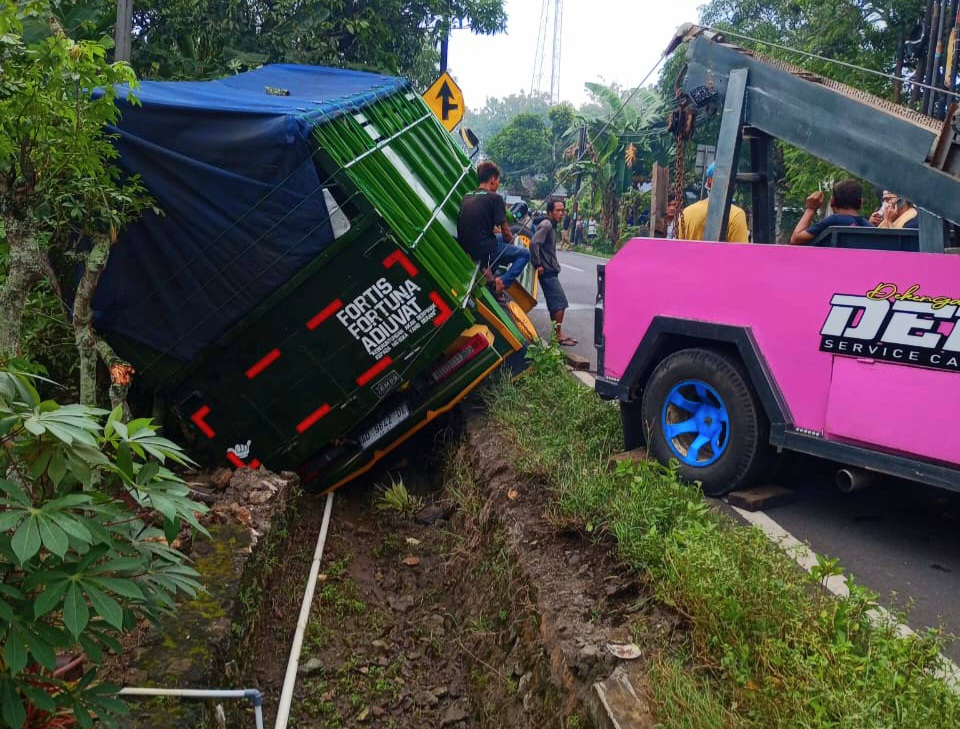 Diduga Mengantuk, Truk bermuatan Bahan Bakar solar Terperosok
