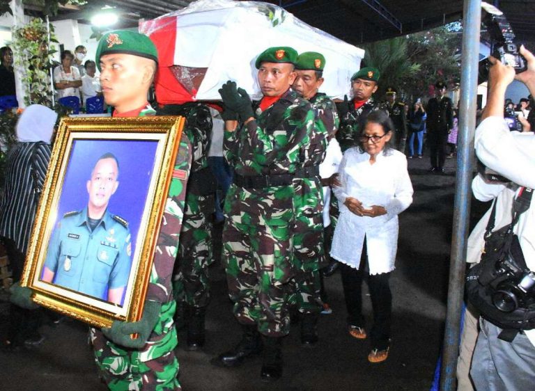 Danrem 072/Pamungkas Menghadiri Upacara Pemakaman Almarhum Kolonel Cpl Antonius