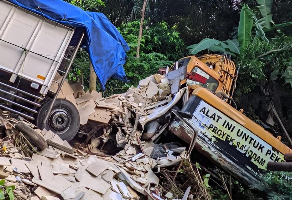 Supir Truk Meninggal Dunia Setelah Tabrak Ekskavator Supir Truk Meninggal Dunia Setelah Tabrak Ekskavator