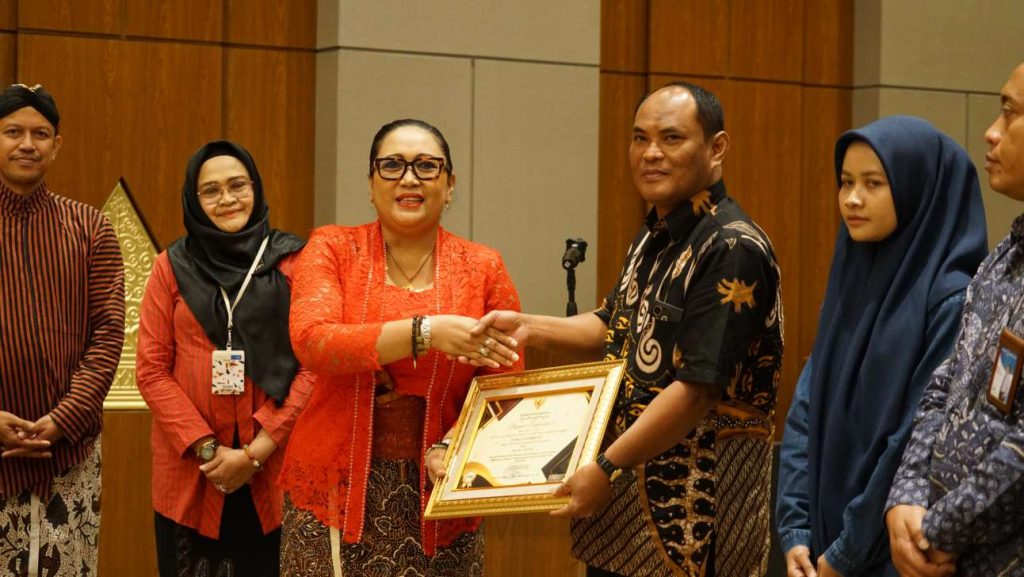 Pemda Gunungkidul Berikan Penghargaan Tanggung Jawab Sosial kepada Perusahaan