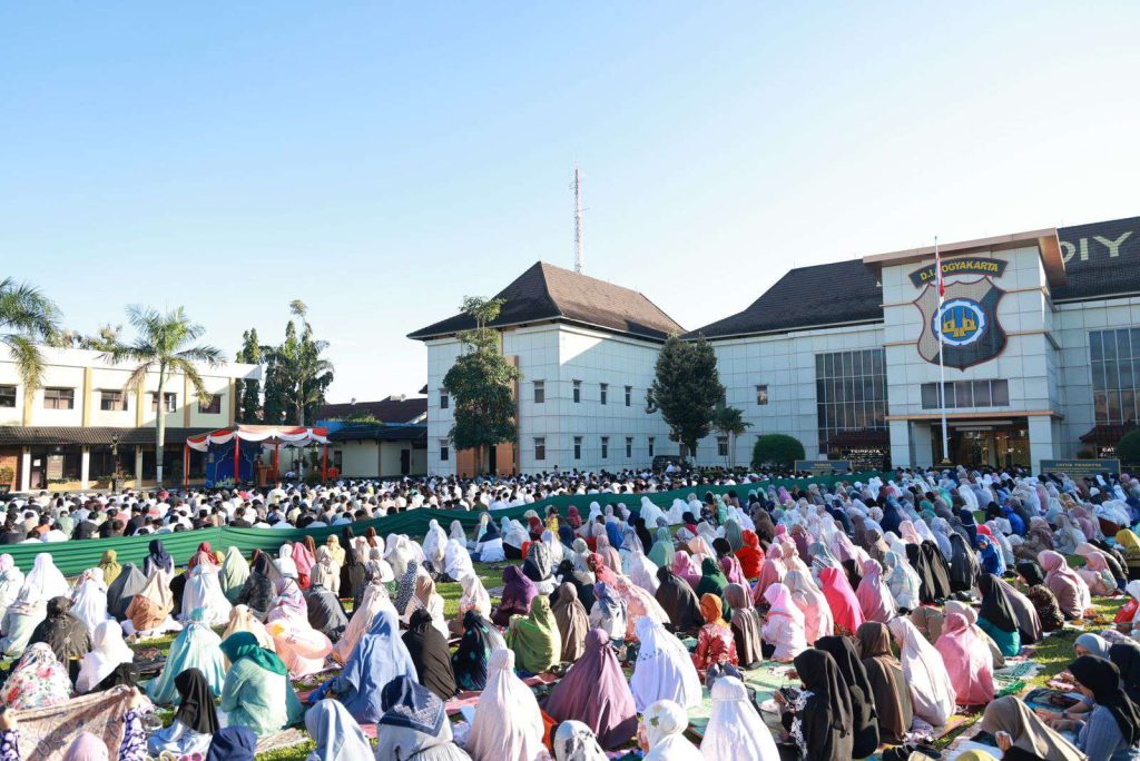 Polda DIY Gelar Sholat Idul Adha 1446 H Bersama Ratusan Jama’ah Berlanjut Penyembelihan Hewan Kurban Polda DIY Gelar Sholat Idul Adha 1446 H Bersama Ratusan Jama’ah Berlanjut Penyembelihan Hewan Kurban