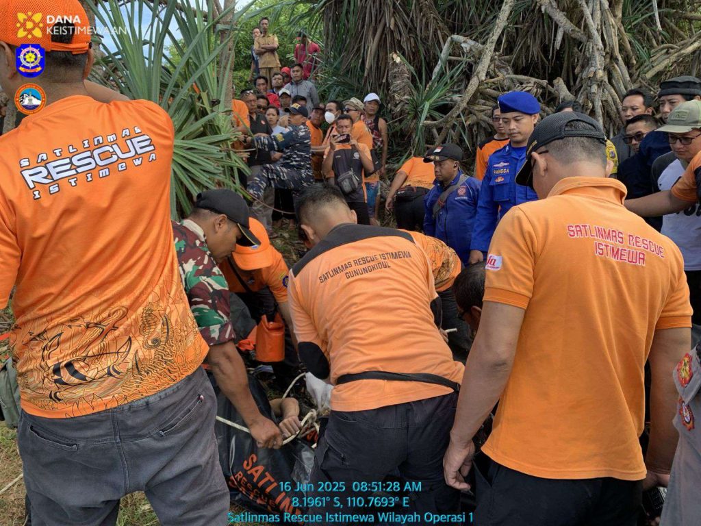 SAR Wilayah Operasi I Berhasil Evakuasi Penemuan Mayat Menggantung di Tebing Pantai Ngungap