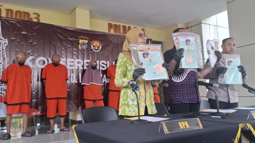 Meski 7 Tersangka Kasus Mafia Tanah Menimpa Mbah Tupon Sudah ditahan, Polda DIY : Masih Selidiki Instansi Lain Meski 7 Tersangka Kasus Mafia Tanah Menimpa Mbah Tupon Sudah ditahan, Polda DIY : Masih Selidiki Instansi Lain