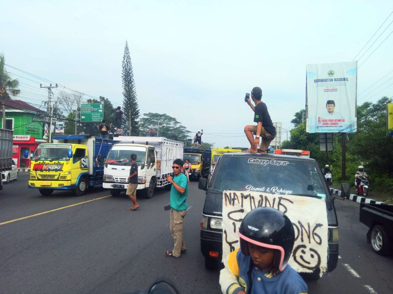 Aksi Blokake Jalan Utama Temanggung Macet Total, Sopir Truk Tolak Kebijakan ODOL