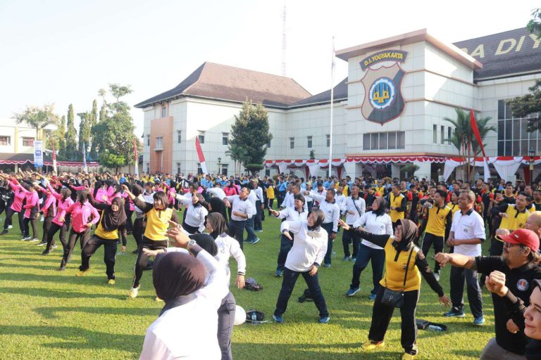 Jelang Hari Bhayangkara, Polda DIY Gelar Jalan Santai dan Senam Sehat Semarak Bhayangkara