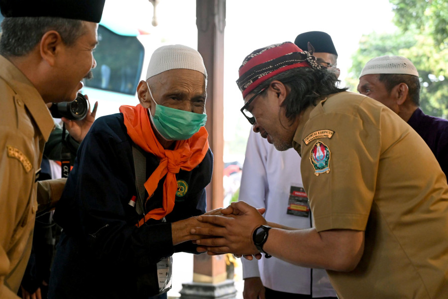 Bupati Temanggung Agus Gondrong Menangis Saat Sambut  Pulangnya Jama’ah Haji
