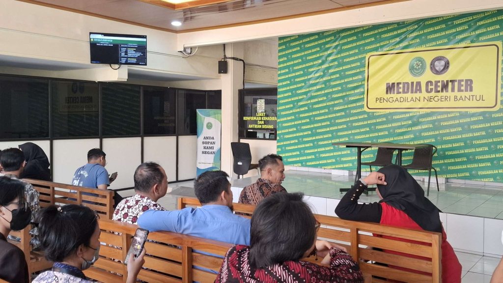 Sidang Perdana Kasus Dugaan Mafia Tanah Mbah Tupon Digelar di PN Bantul, Kuasa Hukum Soroti Banyak Kejanggalan Sidang Perdana Kasus Dugaan Mafia Tanah Mbah Tupon Digelar di PN Bantul, Kuasa Hukum Soroti Banyak Kejanggalan