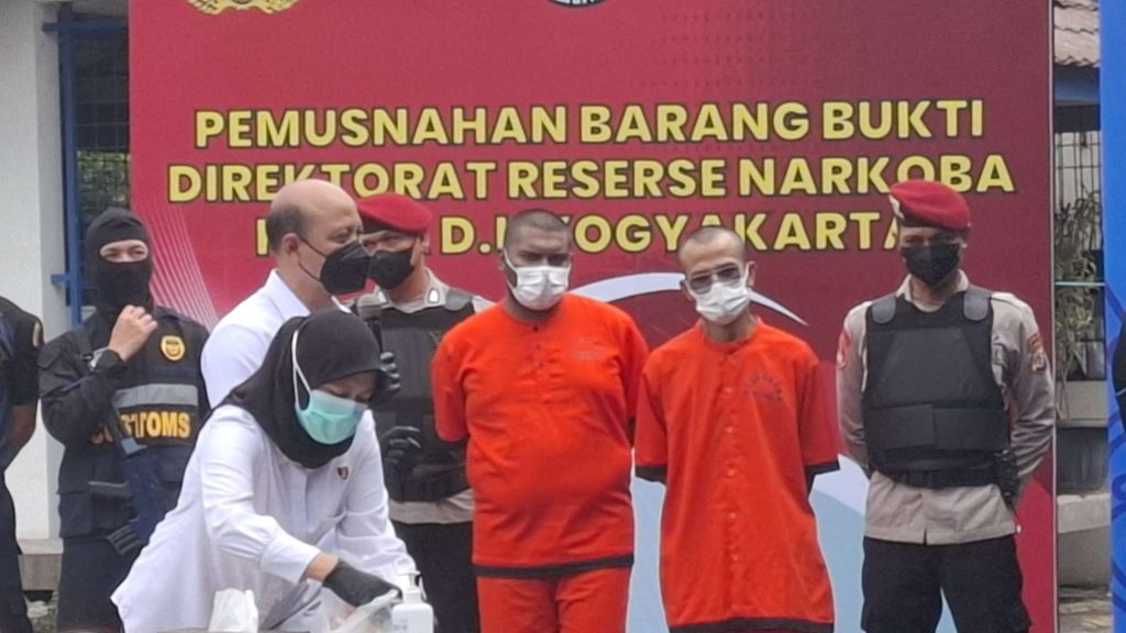 Bea Cukai dan Polda DIY Gagalkan Penyelundupan 9,5 Kg Sabu Cair di Bandara YIA, Dua Pria ditangkap, 1 Orang WN Malaysia DPO