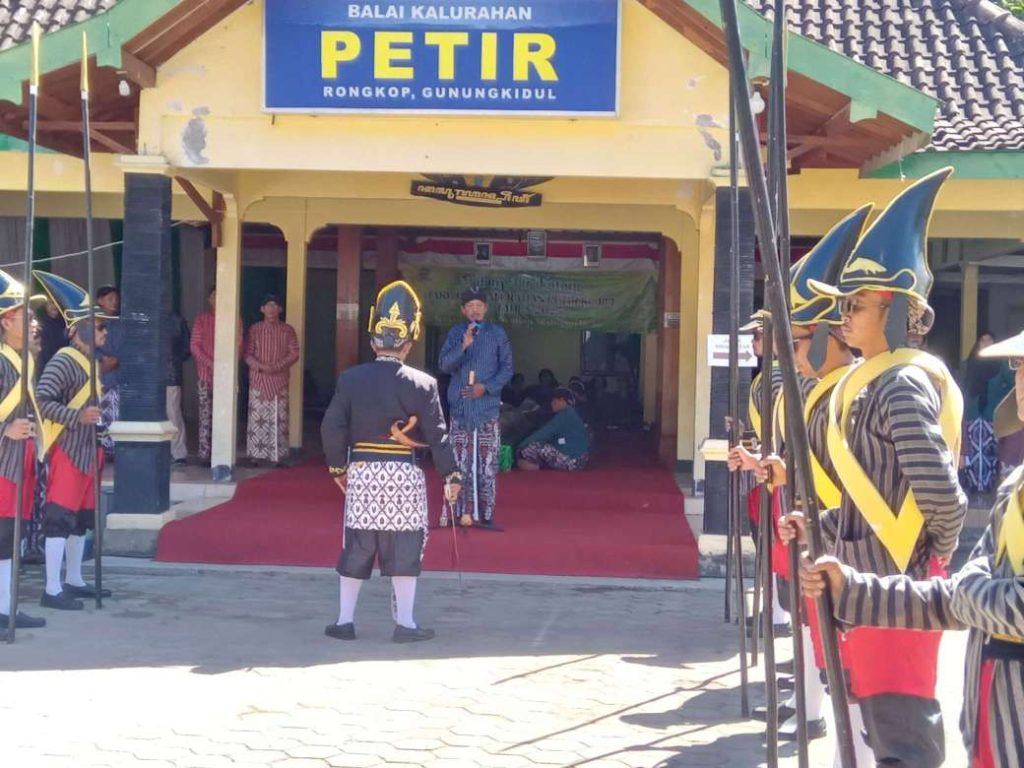 Puncak Acara Hari Jadi Kalurahan Petir Ke-184, Diadakan Upacara dan Kirab Tumpeng Dari 13 Padukuhan Puncak Acara Hari Jadi Kalurahan Petir Ke-184, Diadakan Upacara dan Kirab Tumpeng Dari 13 Padukuhan