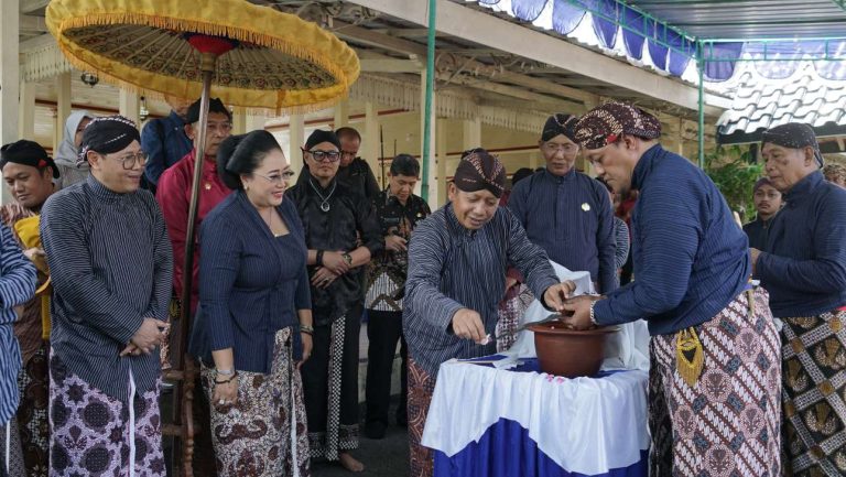 Perdana, Pemkab Gunungkidul Gelar Jamasan Tosan Aji