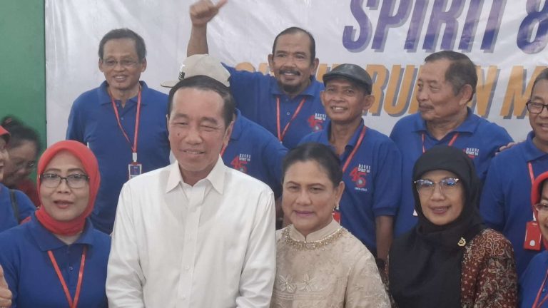 Candaan Teman Seangkatan di Reuni UGM “Ini Ada Namanya Mulyono”, Jokowi : Jangan Nambah Masalah Lagi