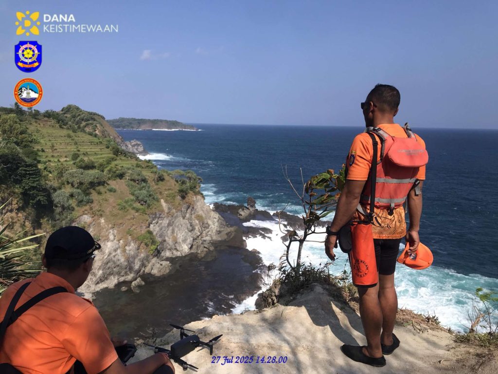 Tim Satlinmas Rescue Lakukan Pencarian Pengunjung Hilang Saat Camping di Pantai Siung