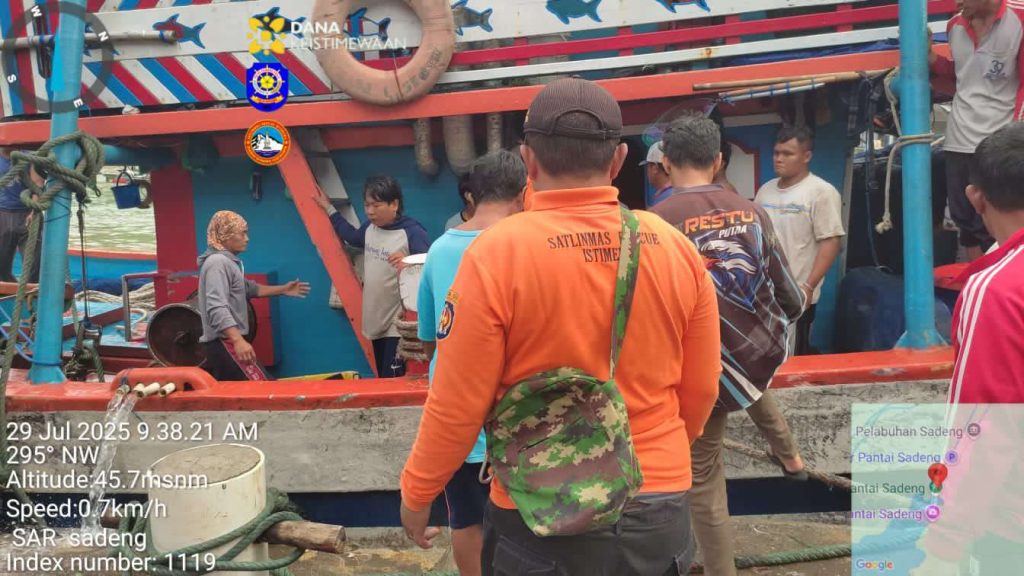 Perahu Terbalik di Pantai Sadeng