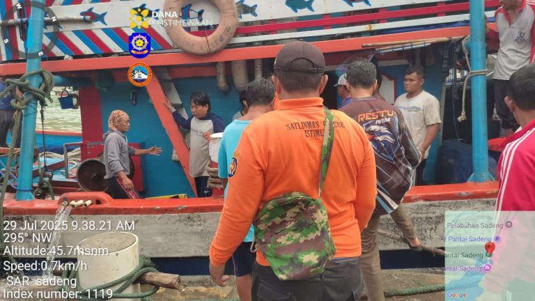 Perahu Terbalik di Pantai Sadeng