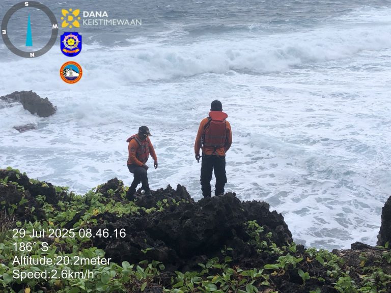 Di hari ke-3 Tim Satlinmas Rescue Masih Terus Melakukan Pencarian Wisatawan Hilang di Pantai Siung