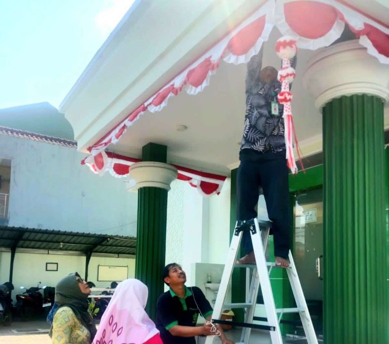 KUA Sewon Gelar Jum’at Bersih dan Pemasangan Ornamen Merah Putih Sambut HUT RI Ke 80 dan Nikah Bareng