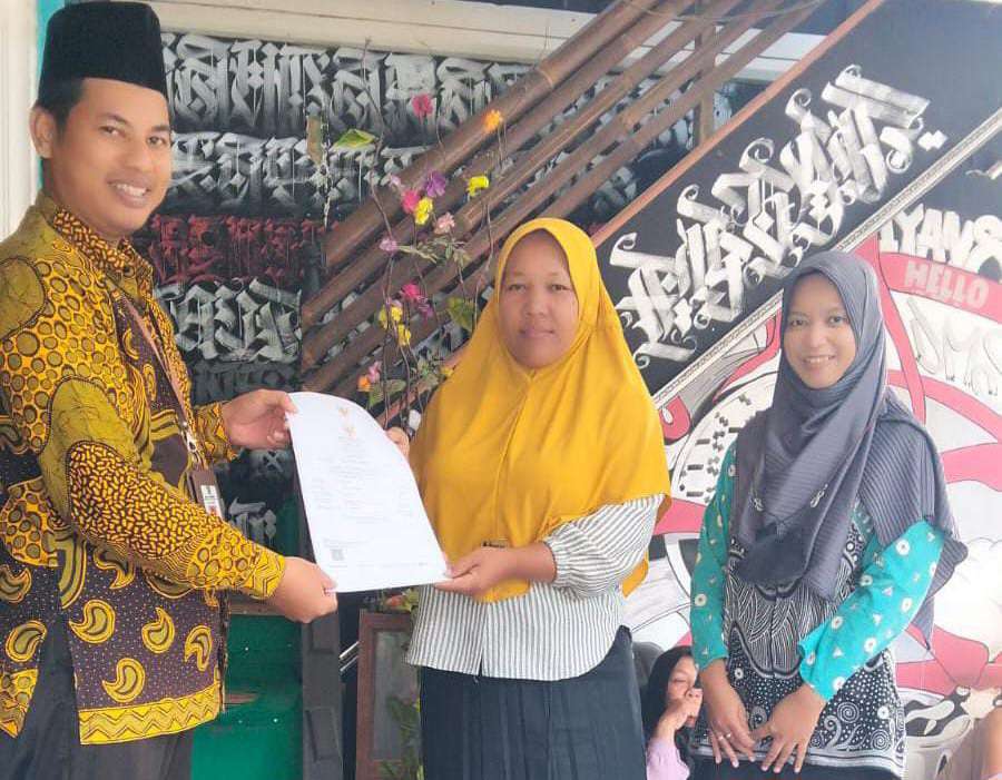 Penyuluh KUA Sewon Serahkan Sertifikat Halal Kepada Jama’ah MT. PKH Pandean 1