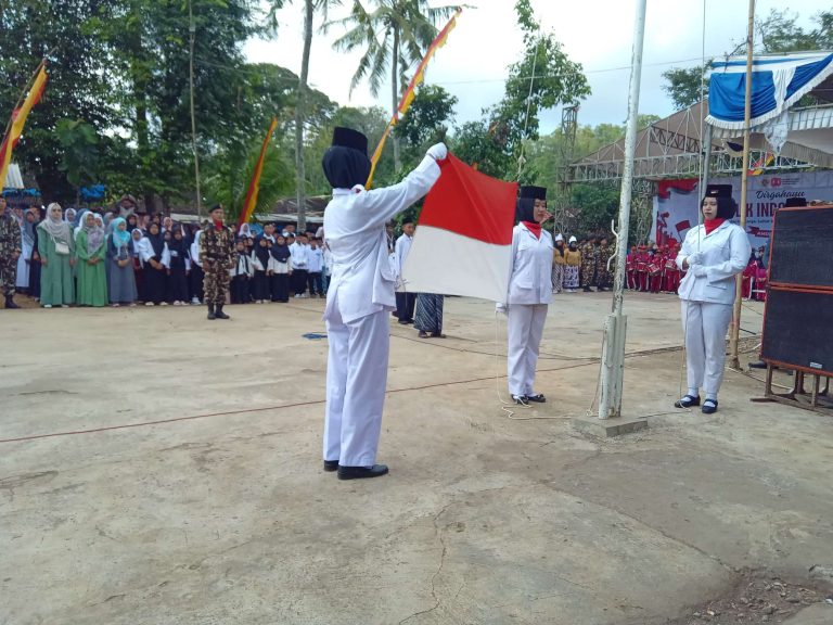 Memperingati HUT RI ke-80 Warga Ngrombo Bersama Karang Taruna AMOR Gelar Upacara Bendera dan Kirab
