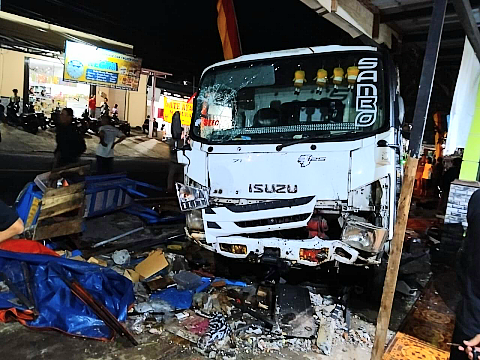 Truk Bermuatan Batu Tabrak Gerobak Pisang Molen Hindari Mobil Kijang Inova Truk Bermuatan Batu Tabrak Gerobak Pisang Molen Hindari Mobil Kijang Inova